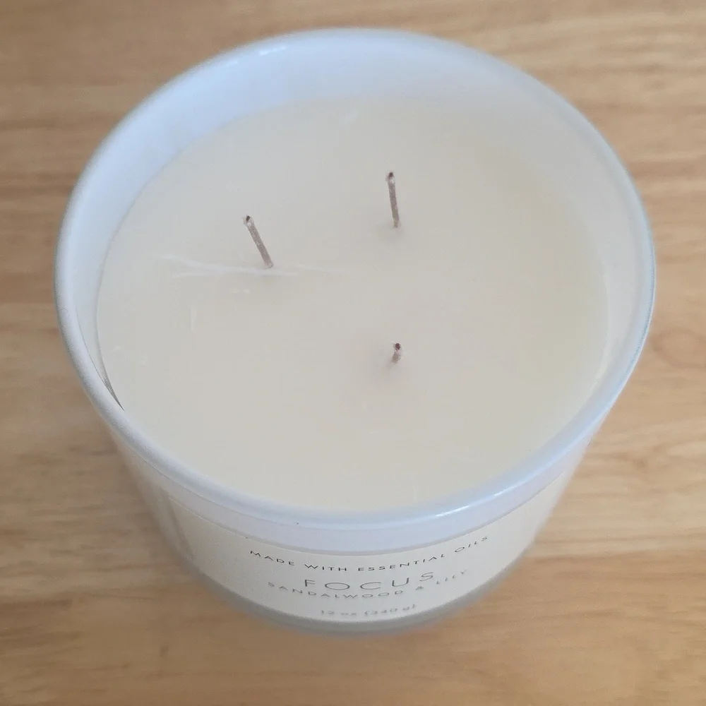 Threshold Brand 3 Wick Candle FOCUS Sandalwood & Lily  12oz